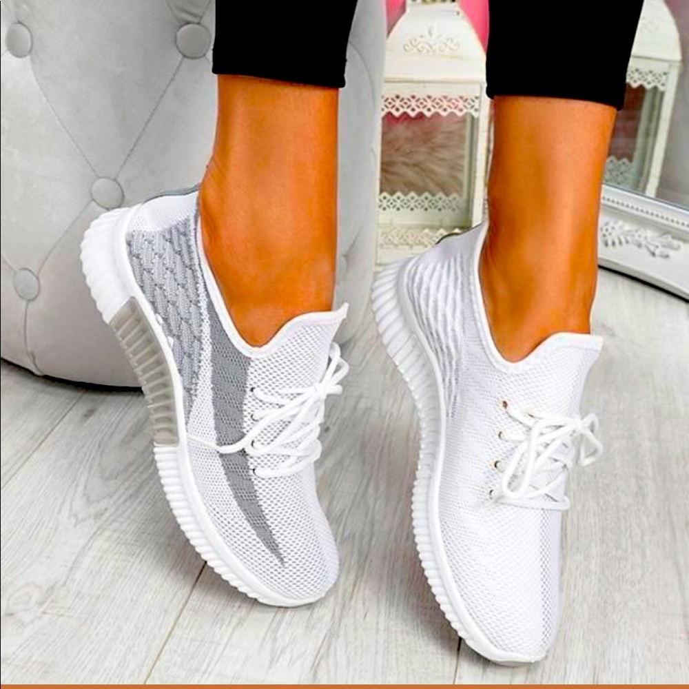 White & black pull on sneaker tennis shoe new 9